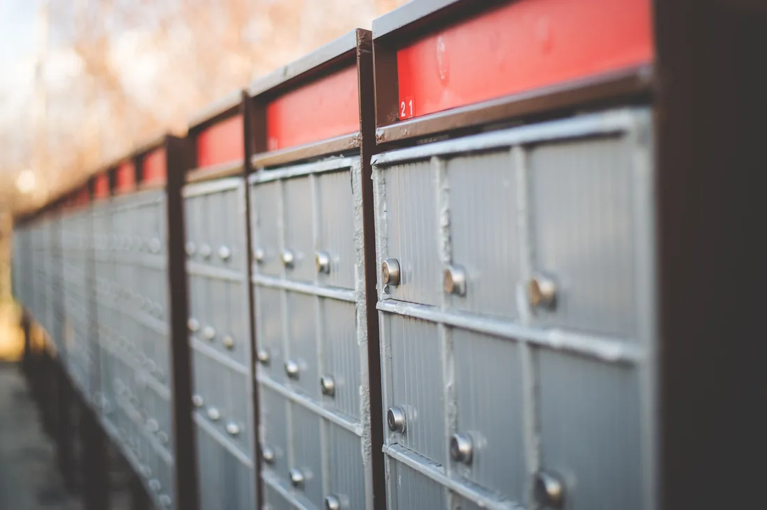 Fila de buzones de correo con puertas metálicas y cerradura